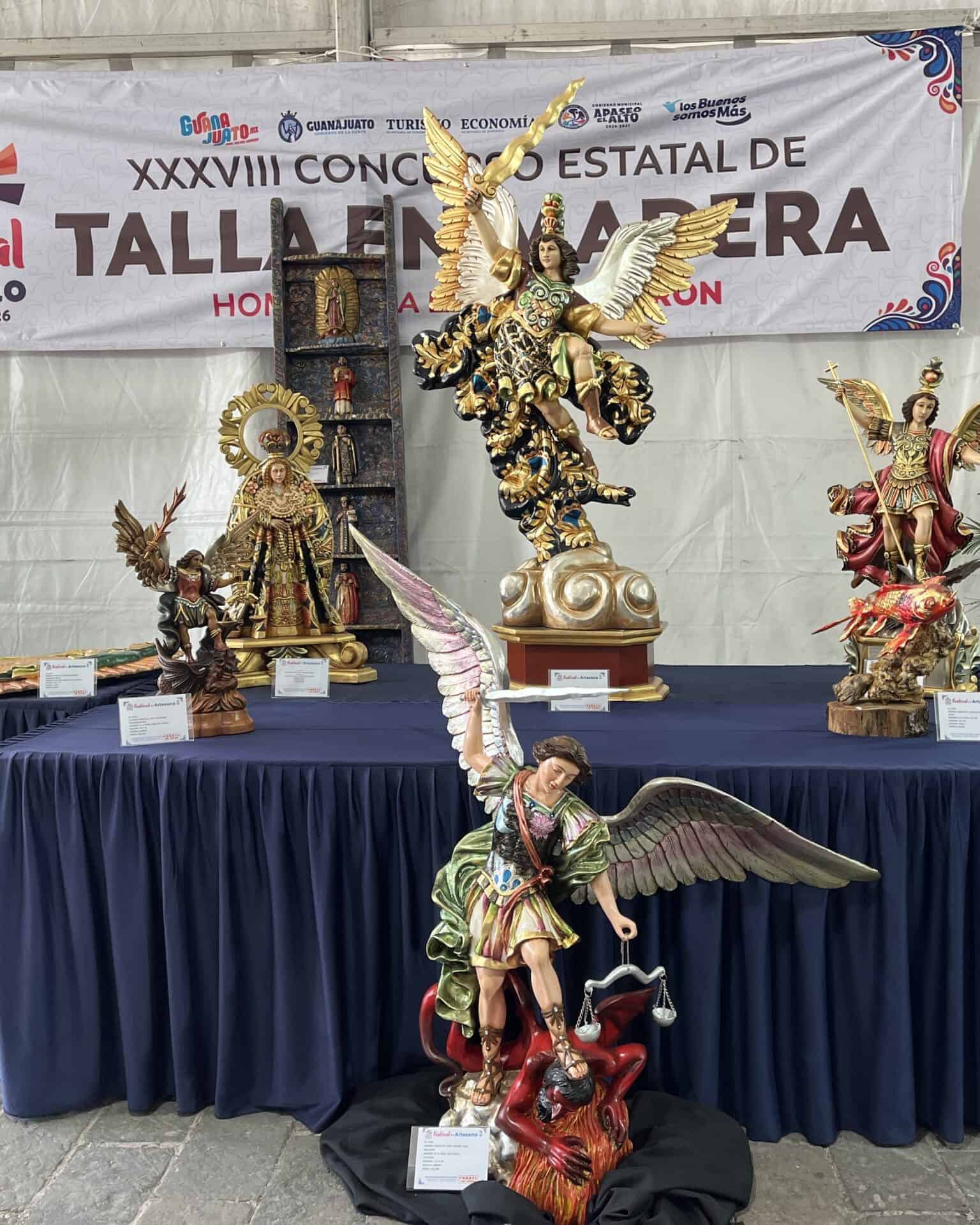 Esculturas de cerámica y madera exhibidas en el evento cultural.