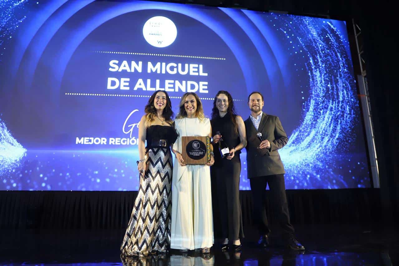 Cuatro personas en escenario recibiendo premio en evento de turismo en Guanajuato.