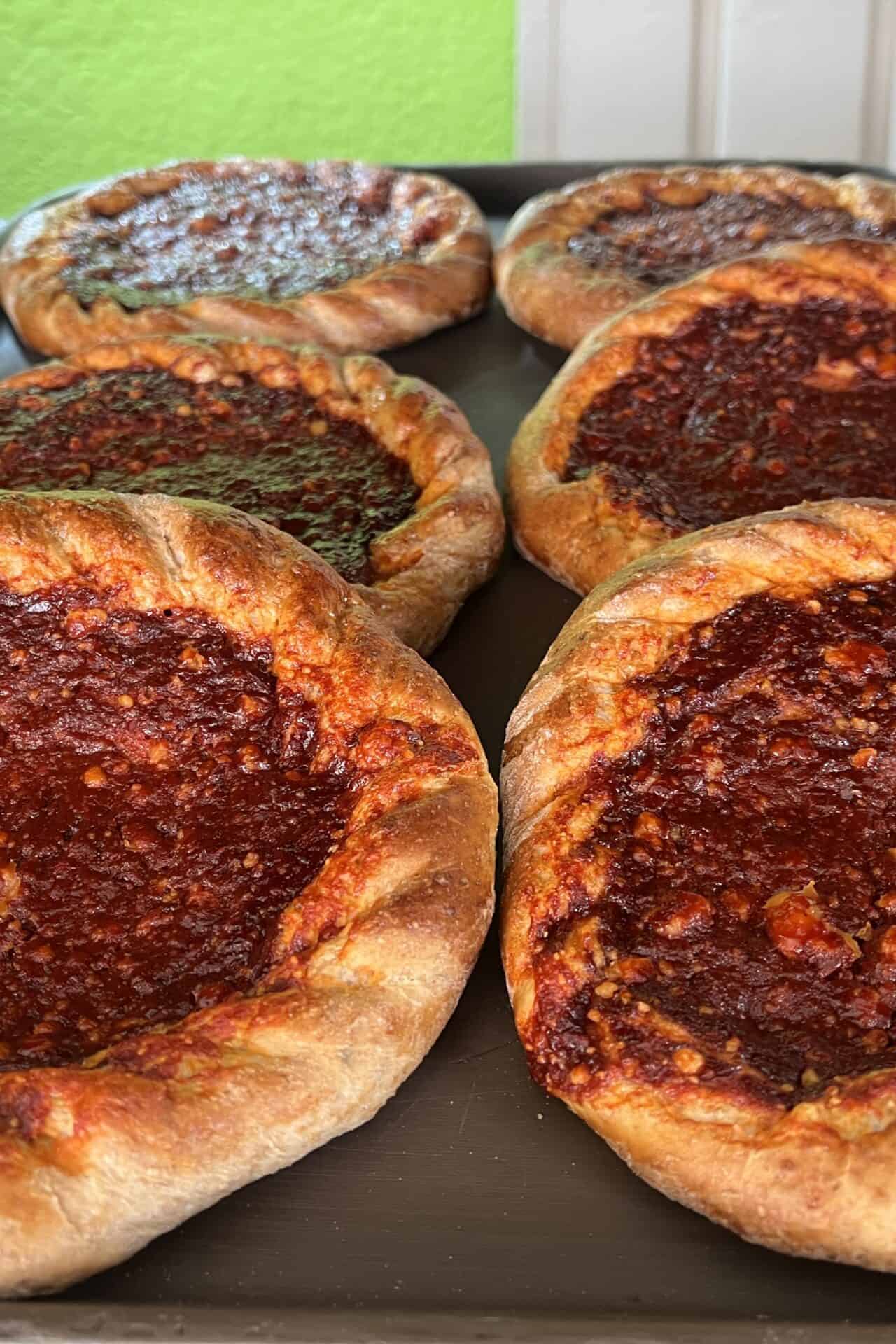 Cheese bread and meat pizza in a traditional oven, a delicious option to enjoy in Apaseo el Grande.