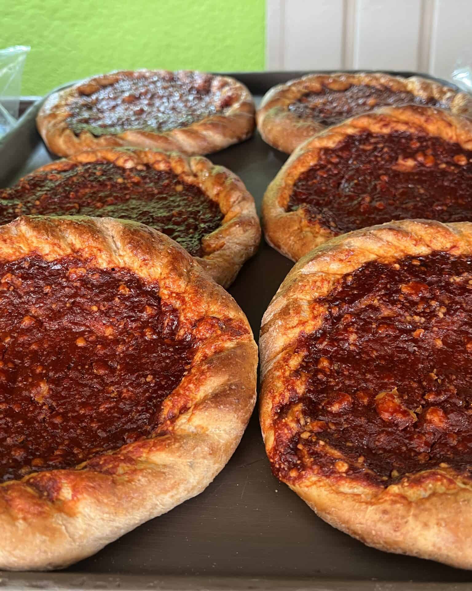 Queso de bola y pizza de carne en horno tradicional, deliciosa opción para disfrutar en Apaseo el Al.