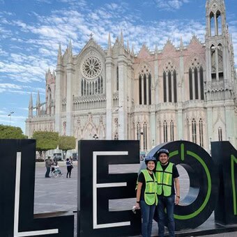 Catedral de León en Guanajuato, México, con cielo azul y turistas.