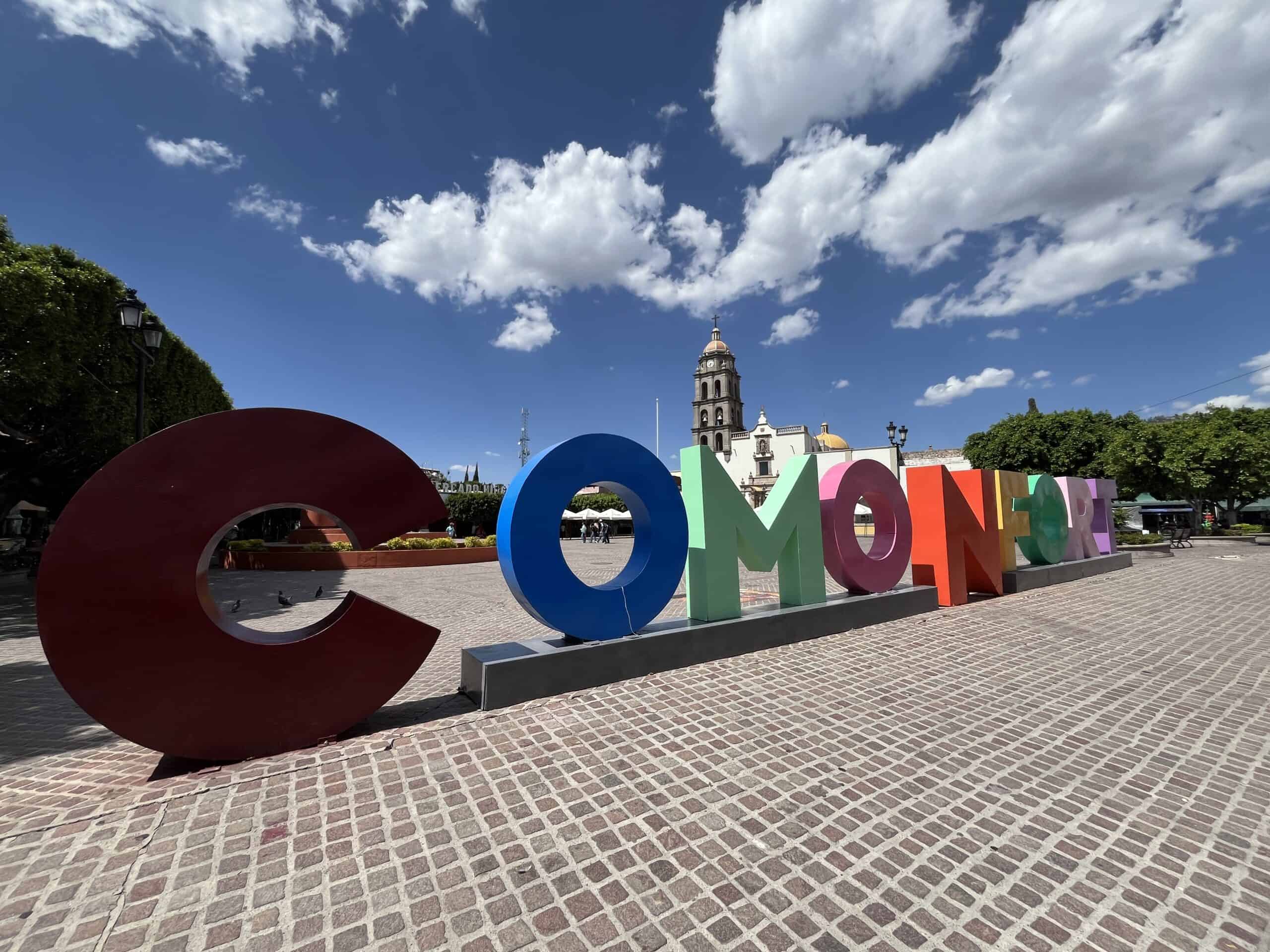 Caminata en Comonfort, con letras grandes y coloridas en la plaza principal del Pueblo Mágico.