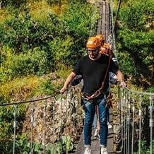 Aventurero cruzando puente colgante en Parque Ecoturístico y de Aventura SAN Miguel SC.
