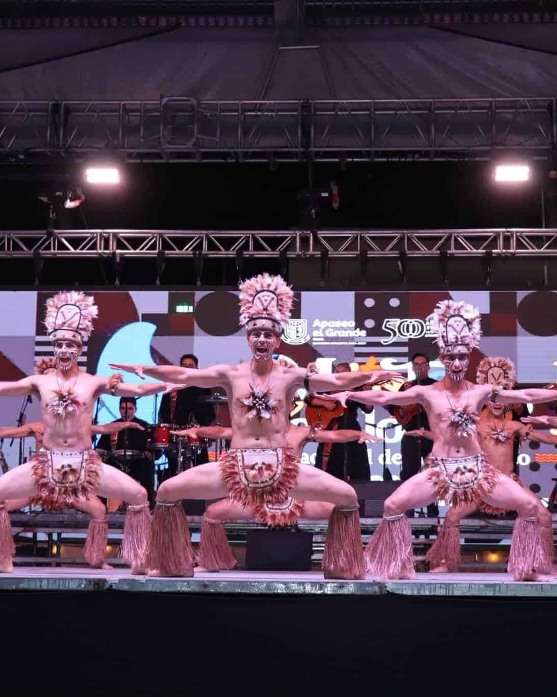 Espectáculo de danza tradicional mexicana en Guanajuato con bailarines en trajes coloridos en un esc.