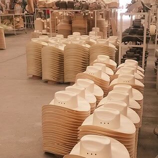 Cascada de sillas de plástico en una fábrica de muebles en Guanajuato.