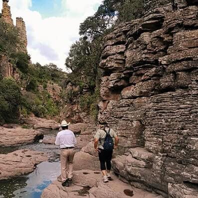 Turistas explorando un cañón en Guanajuato, México, en un tour de Picaso Tours.