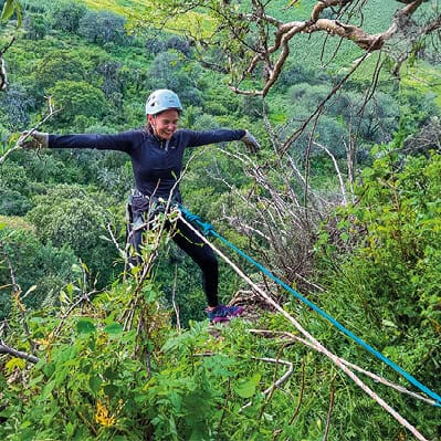 Aventurera cruzando cuerda en la naturaleza en Guanajuato.