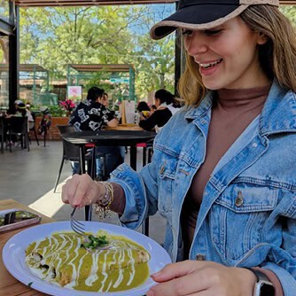 Joven disfrutando de comida en el Parque Zoológico de Irapuato, Guanajuato.