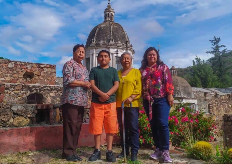 Familia en Salamanca, Guanajuato, con iglesia colonial de fondo.