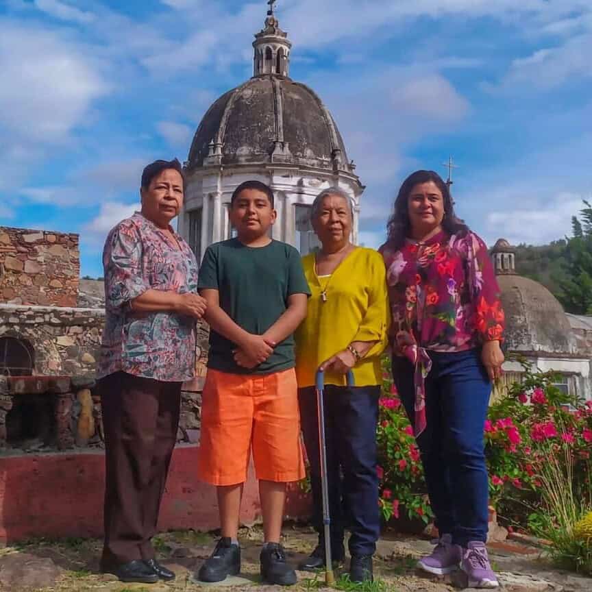 Familia en Salamanca, Guanajuato, con iglesia colonial de fondo.