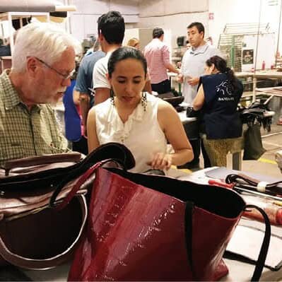 Turismo en Guanajuato: personas en taller de artesanía y cuero.