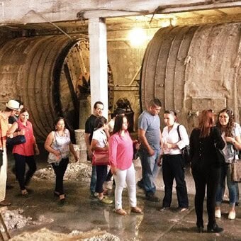 Turistas en una antigua fábrica de cerámica en Guanajuato, México.
