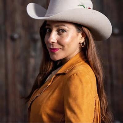 Mujer con sombrero y ropa marrón en entorno rústico de Guanajuato.
