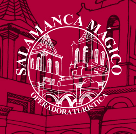 Fachada de un edificio histórico en Salamanca, Guanajuato, en la noche.