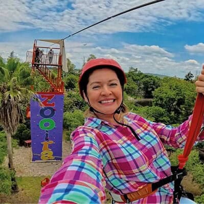 Mujer disfrutando de la tirolesa en Parque Zoológico de Irapuato.