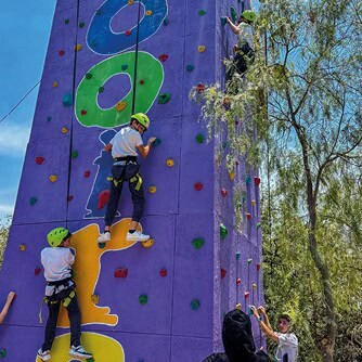 Escalada en muro artificial en Parque Zoológico de Irapuato, actividad familiar.