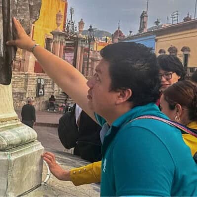 Turistas en Guanajuato disfrutando de su historia y cultura.