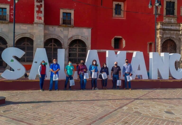 Grupo de personas en Salamanca con letras grandes de Guanajuato.
