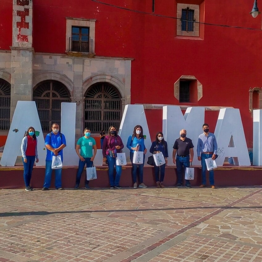 Grupo de personas en Salamanca con letras grandes de Guanajuato.