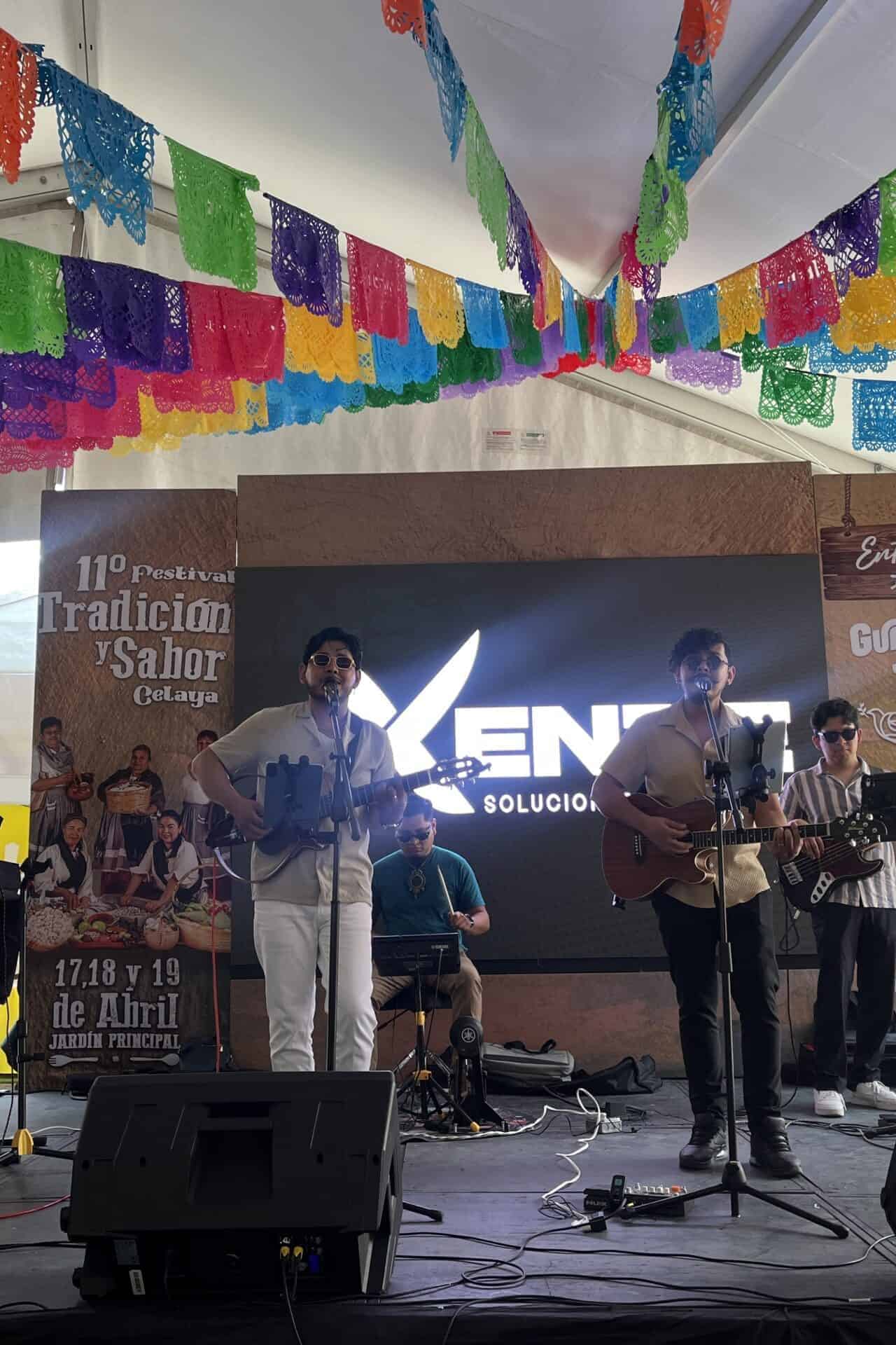 Espectáculo en vivo con músicos en un evento cultural en Guanajuato, México.