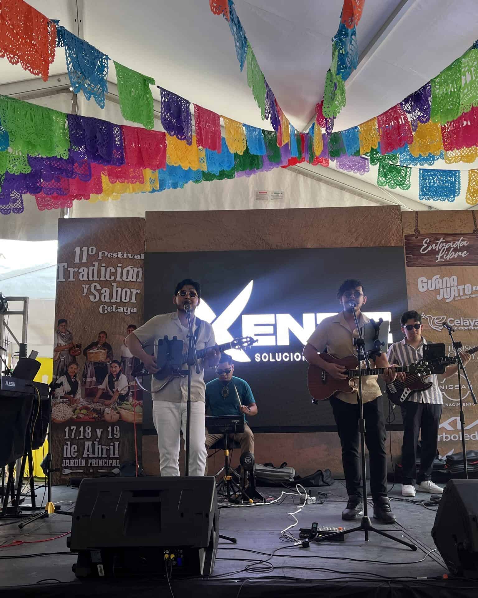 Espectáculo en vivo con músicos en un evento cultural en Guanajuato, México.