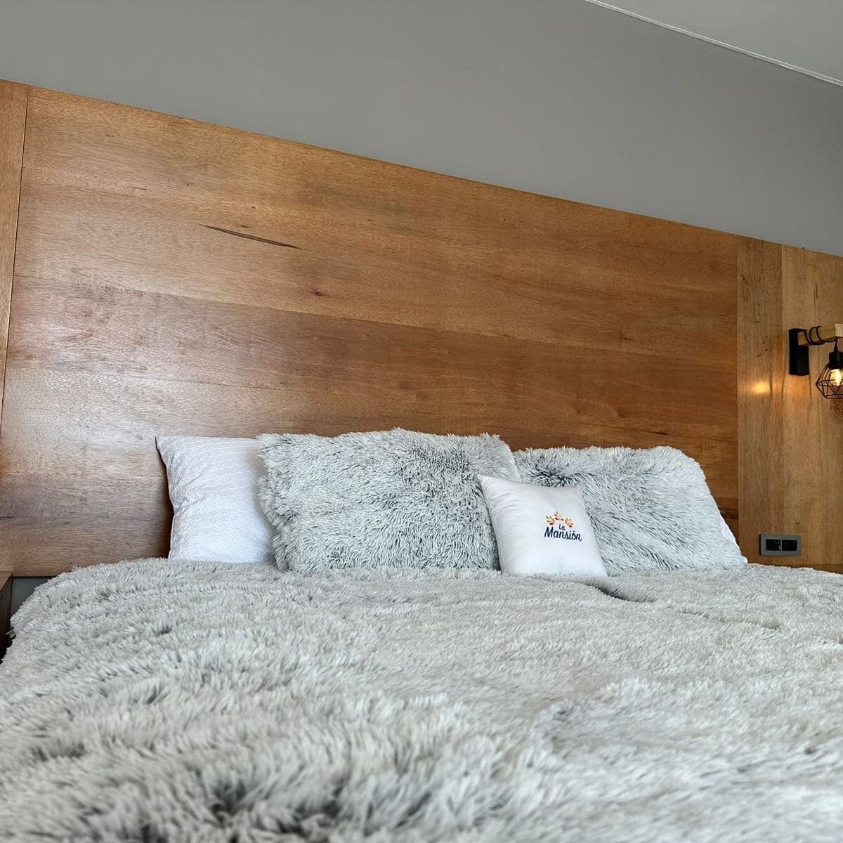 Habitación elegante con cama grande y decoración moderna en Guanajuato.
