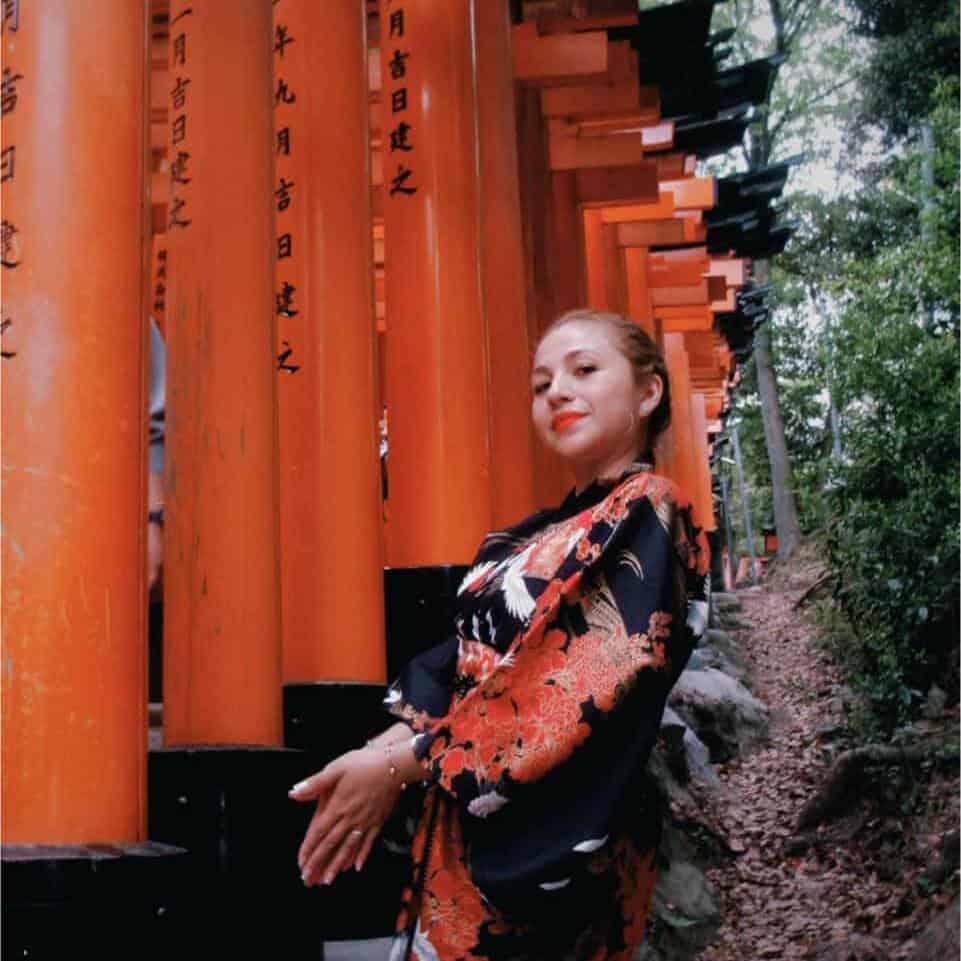 Fushimi Inari, torii rojos en Kioto, Japón, símbolo de cultura y turismo en Japón.