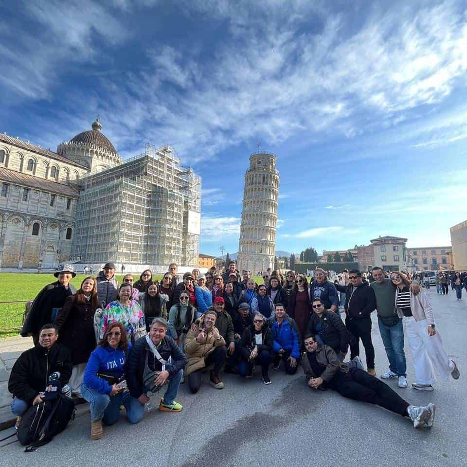 Turisteros en Pisa frente a la Torre Inclinada, uno de los destinos turísticos más famosos de Italia.