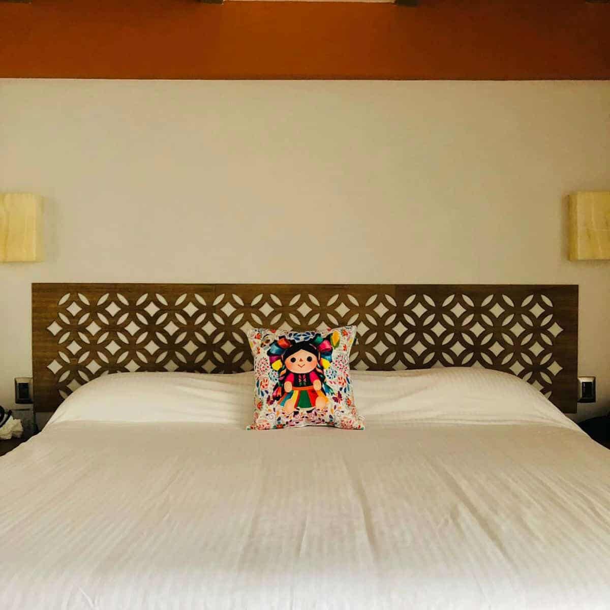 Habitación moderna en Hotel la Mansión, Guanajuato, con cama grande y decoración elegante.