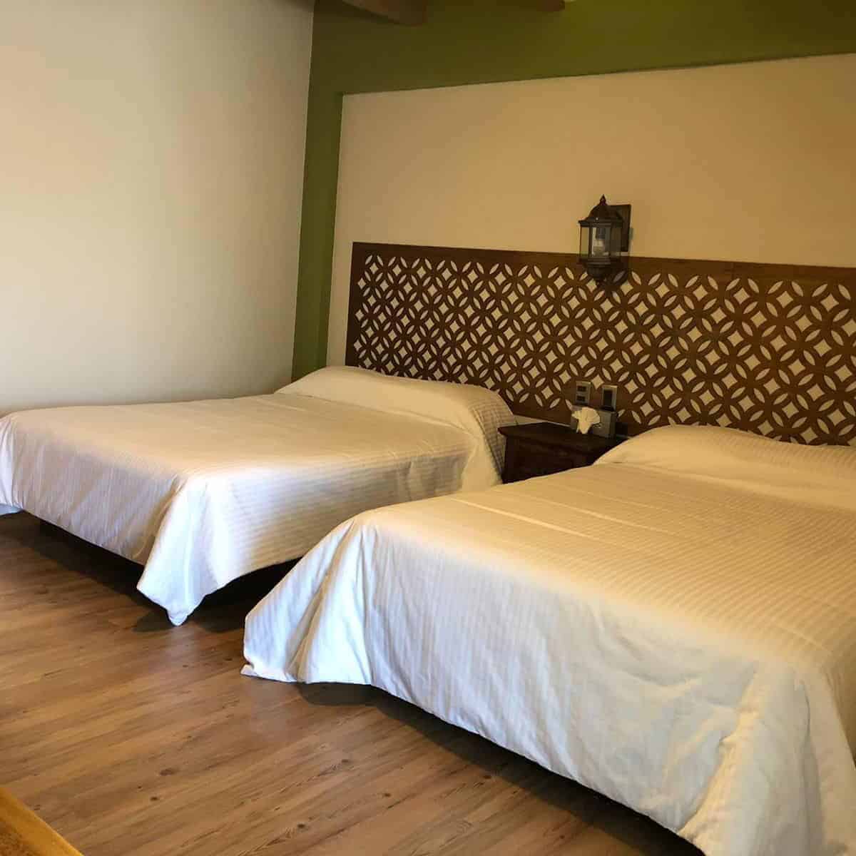 Habitación doble con camas cómodas en Hotel La Mansión, Guanajuato.
