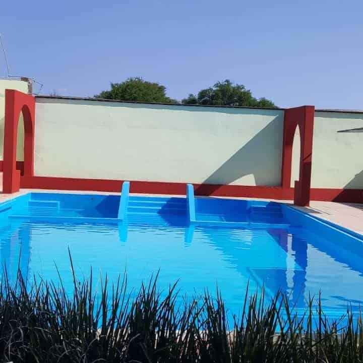 Piscina en Hotel San Ramon, Guanajuato, destino turístico en México.