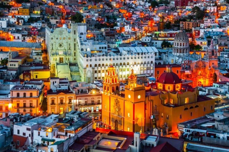 Paisaje urbano de Guanajuato con arquitectura colonial y calles iluminadas.
