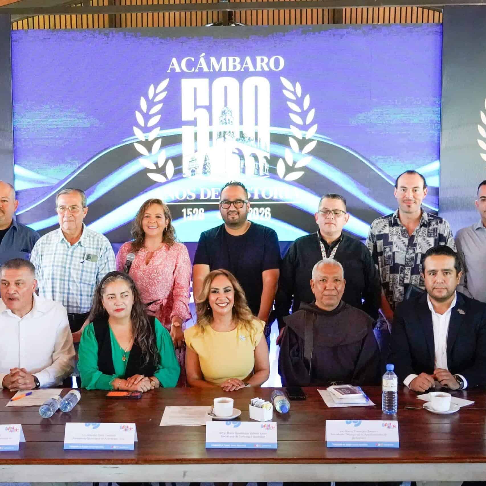 Grupo de personas en evento con fondo de celebración del 500 aniversario de Acámbaro en Guanajuato,.