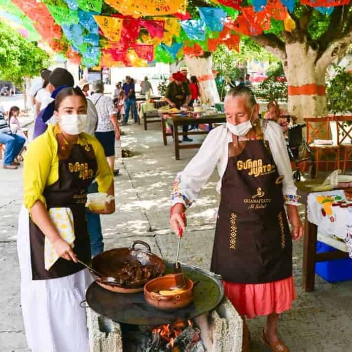 People preparing traditional food at a cultural event in Cañada de Caracheo, Guanajuato.