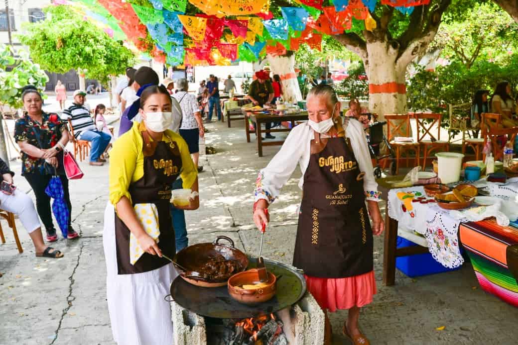 People preparing traditional food at a cultural event in Cañada de Caracheo, Guanajuato.