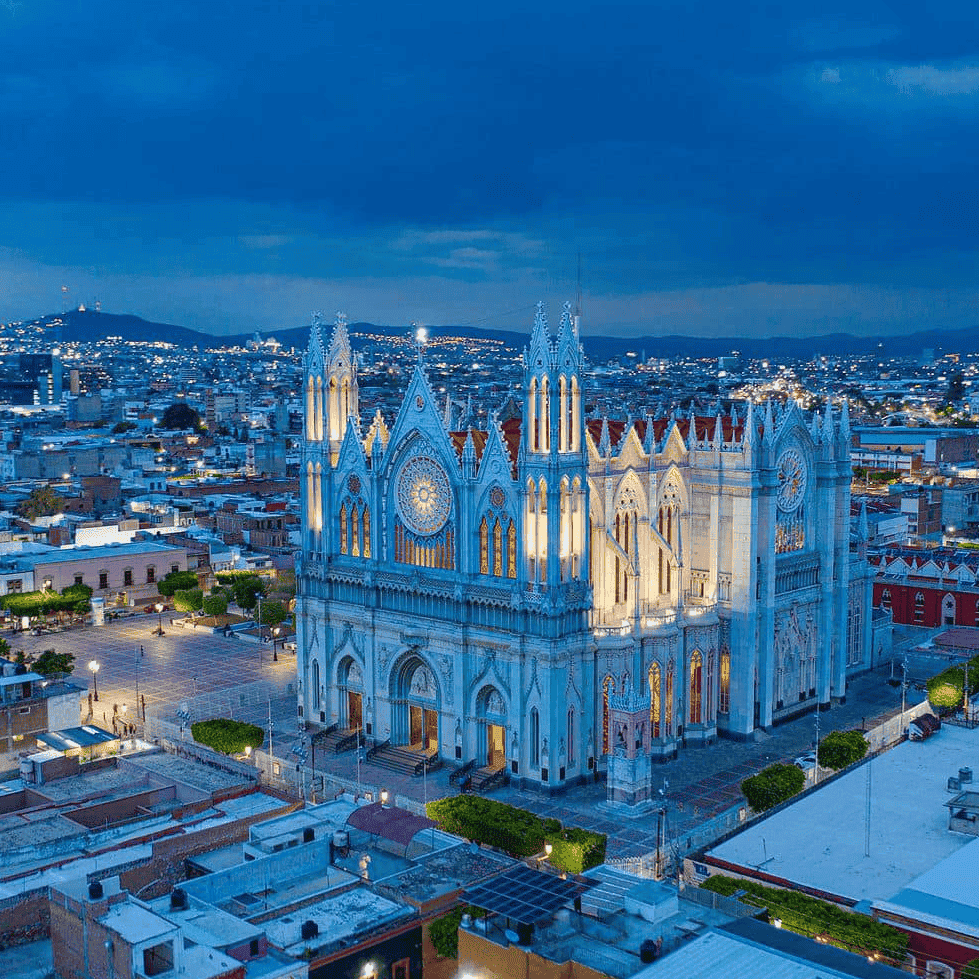 Catedral de Guanajuato iluminada, vista aérea en la ciudad histórica de Guanajuato, México.
