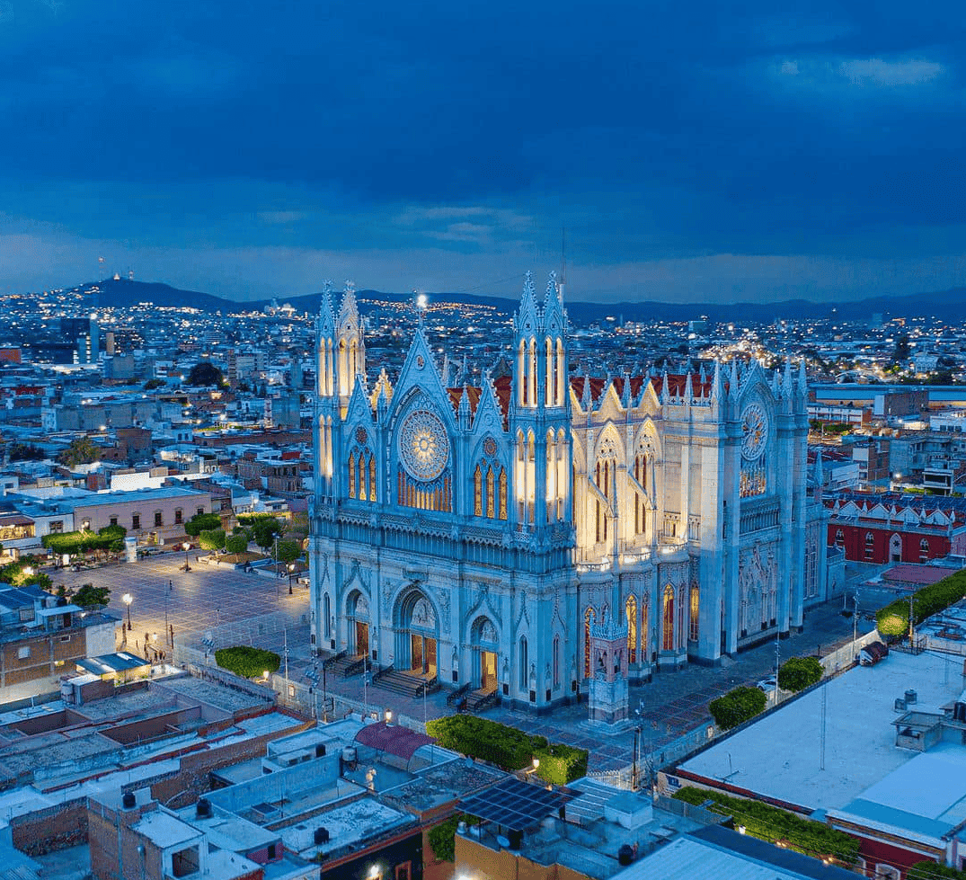 Catedral de Guanajuato iluminada, vista aérea en la ciudad histórica de Guanajuato, México.