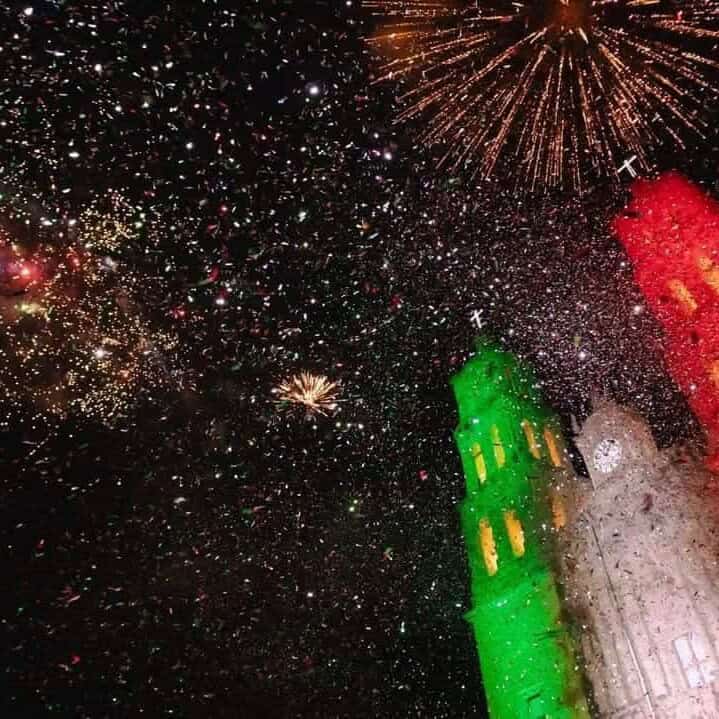 Espectáculo de fuegos artificiales iluminando el cielo sobre la ciudad de Guanajuato, México.