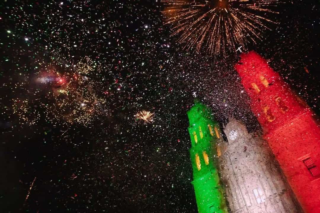Espectáculo de fuegos artificiales iluminando el cielo sobre la ciudad de Guanajuato, México.