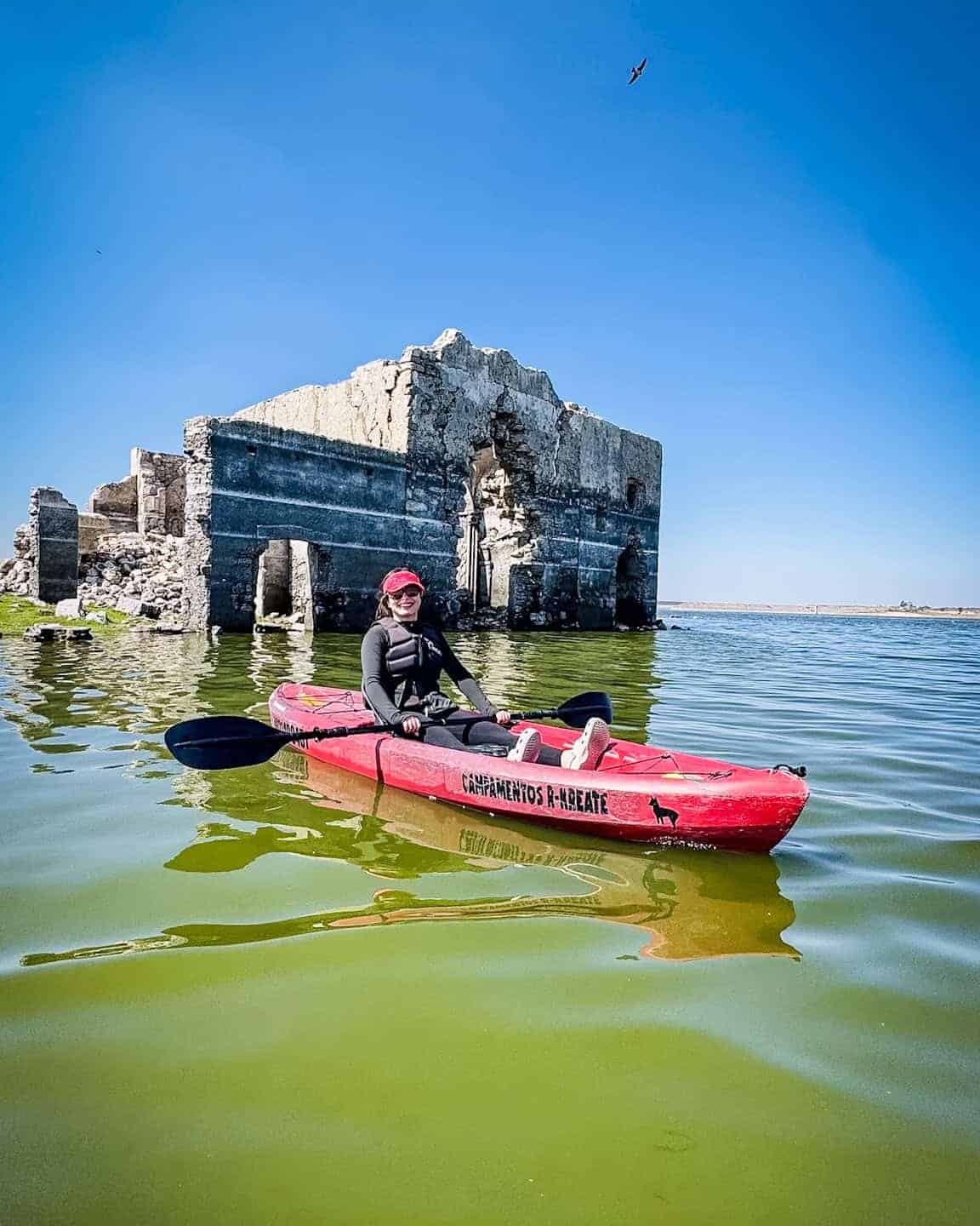 Paseo en kayak en Guanajuato con ruinas antiguas y paisaje acuático.
