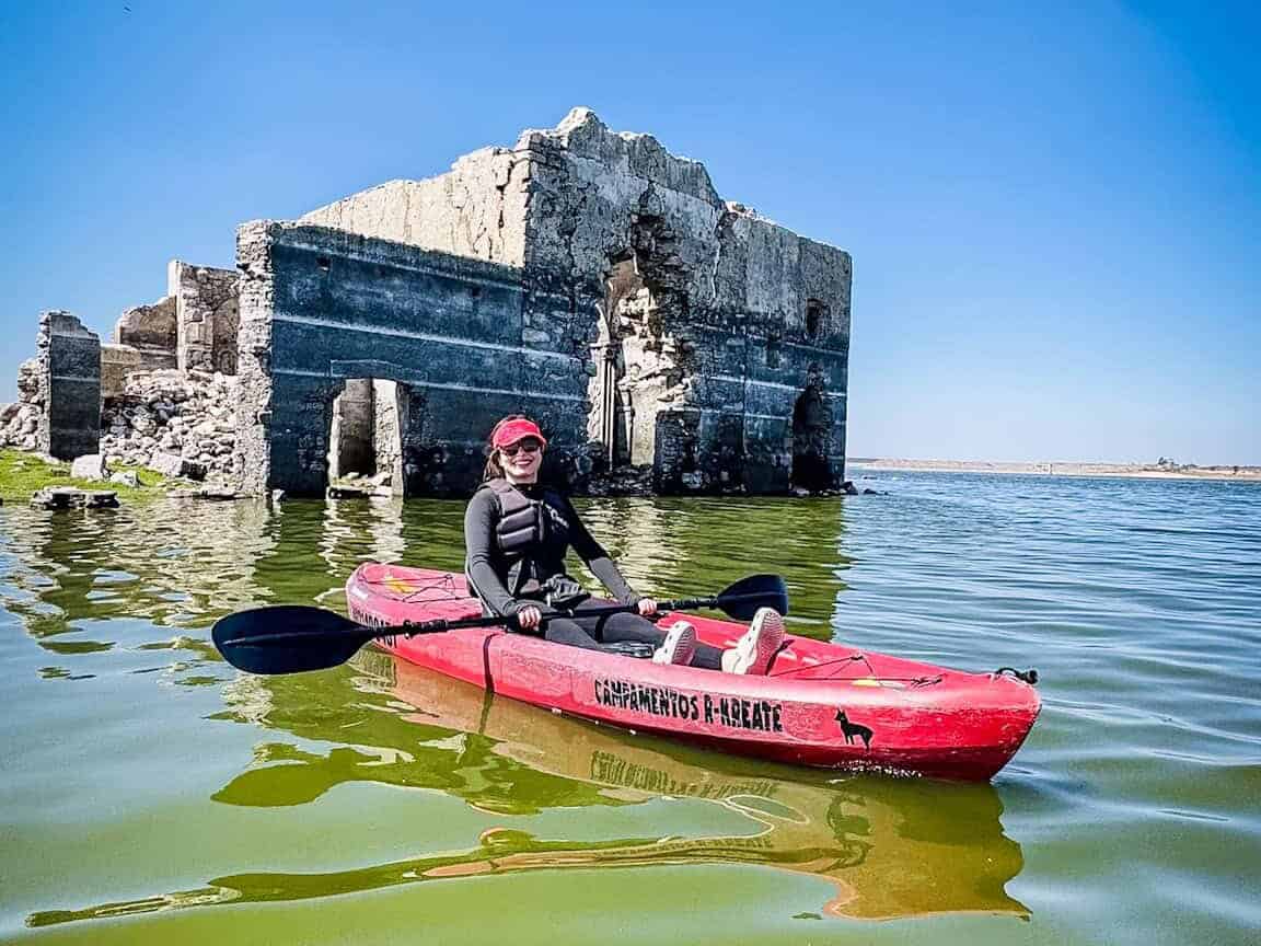 Paseo en kayak en Guanajuato con ruinas antiguas y paisaje acuático.