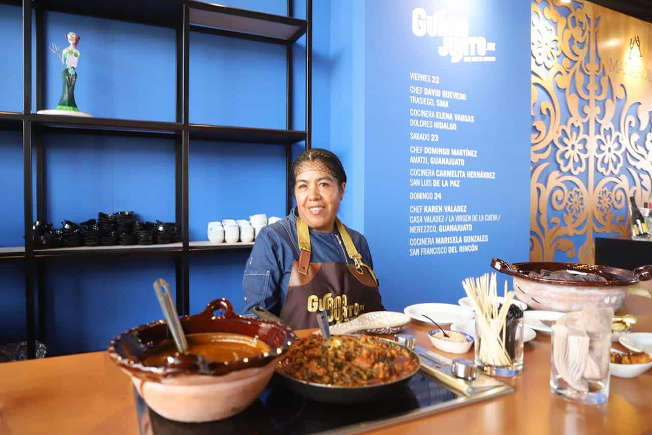 Mujer cocinando platillos t&iacute;picos de Guanajuato en restaurante de turismo en Guanajuato, M&eacute;xico.