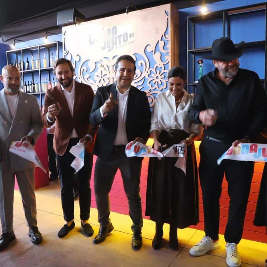Corte de cinta en Guanajuato, evento turístico con autoridades y visitantes celebrando la apertura d.