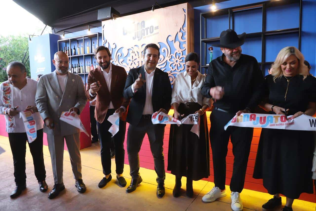 Corte de cinta en Guanajuato, evento turístico con autoridades y visitantes celebrando la apertura d.