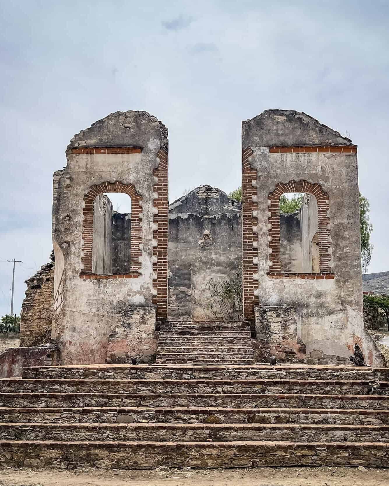 Puerta antigua en Mineral de Pozos, Pueblo Mágico de Guanajuato, con historia minera y arquitectura.
