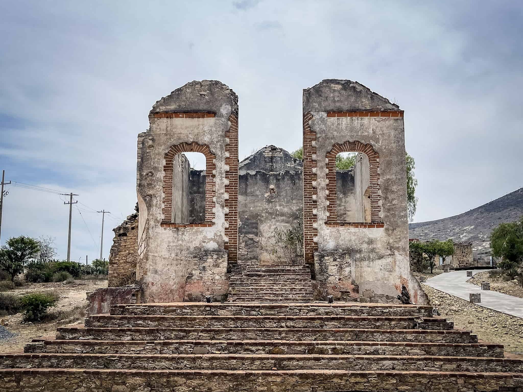 Puerta antigua en Mineral de Pozos, Pueblo Mágico de Guanajuato, con historia minera y arquitectura.