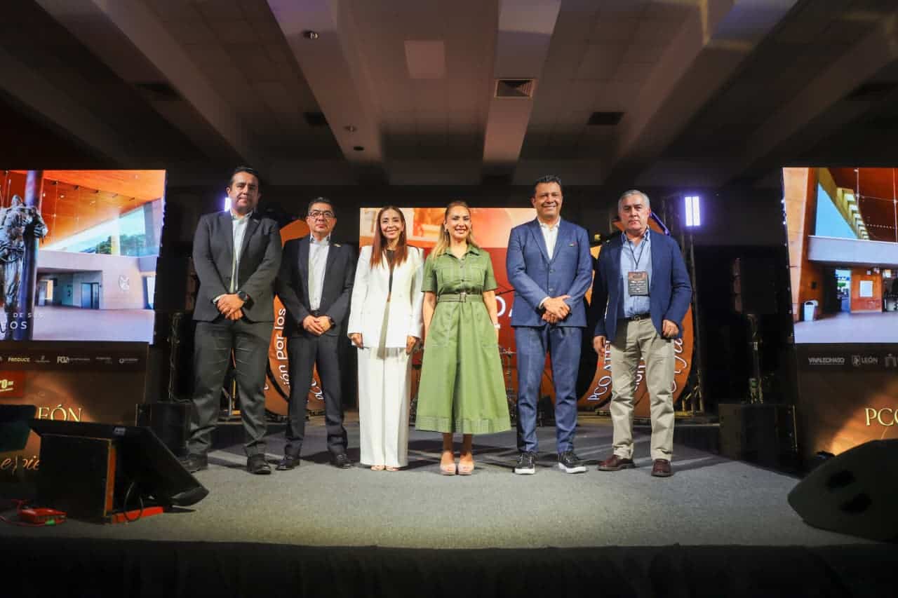 Personas en evento de turismo en Guanajuato, participando en una conferencia o presentaci&oacute;n.