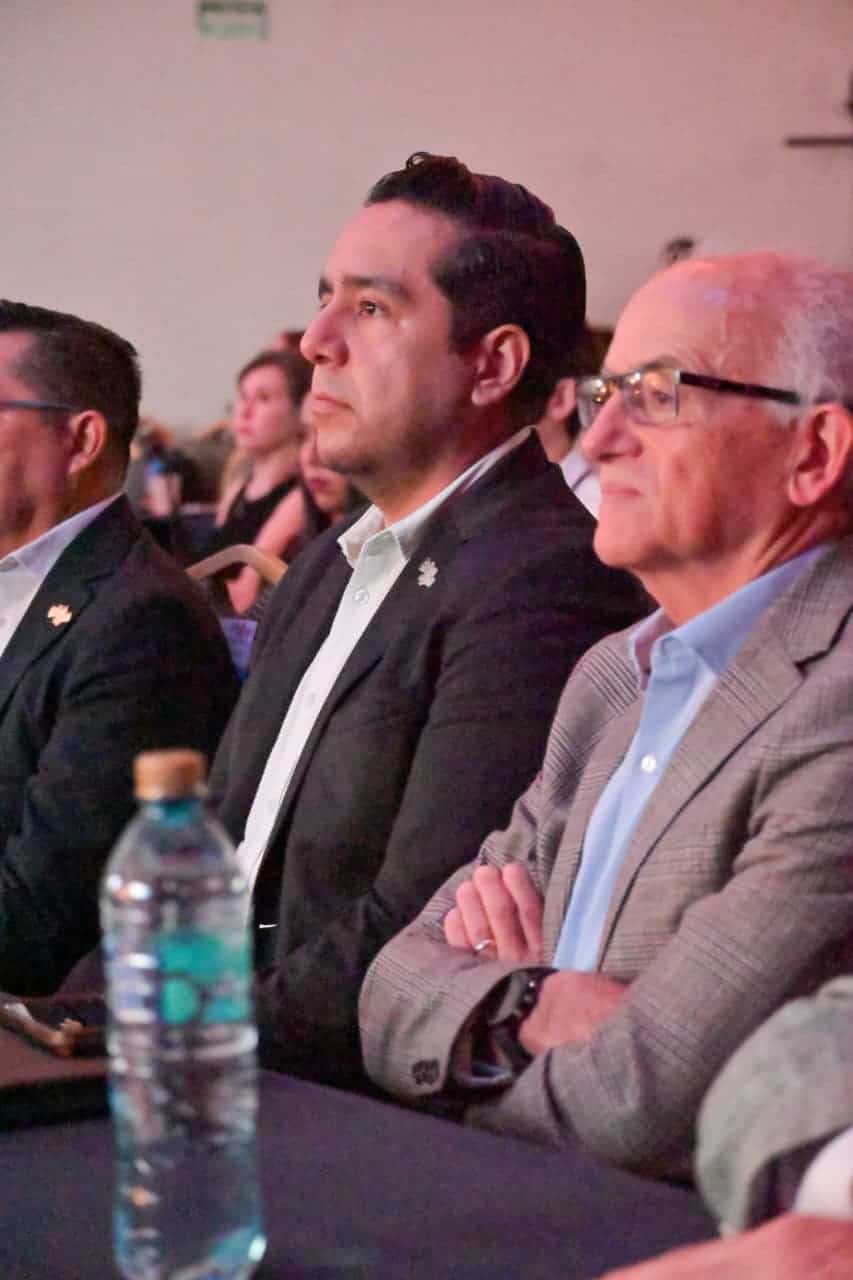 Turismo en Guanajuato: personas en evento cultural, disfrutando de la belleza y tradici&oacute;n de la ciud.