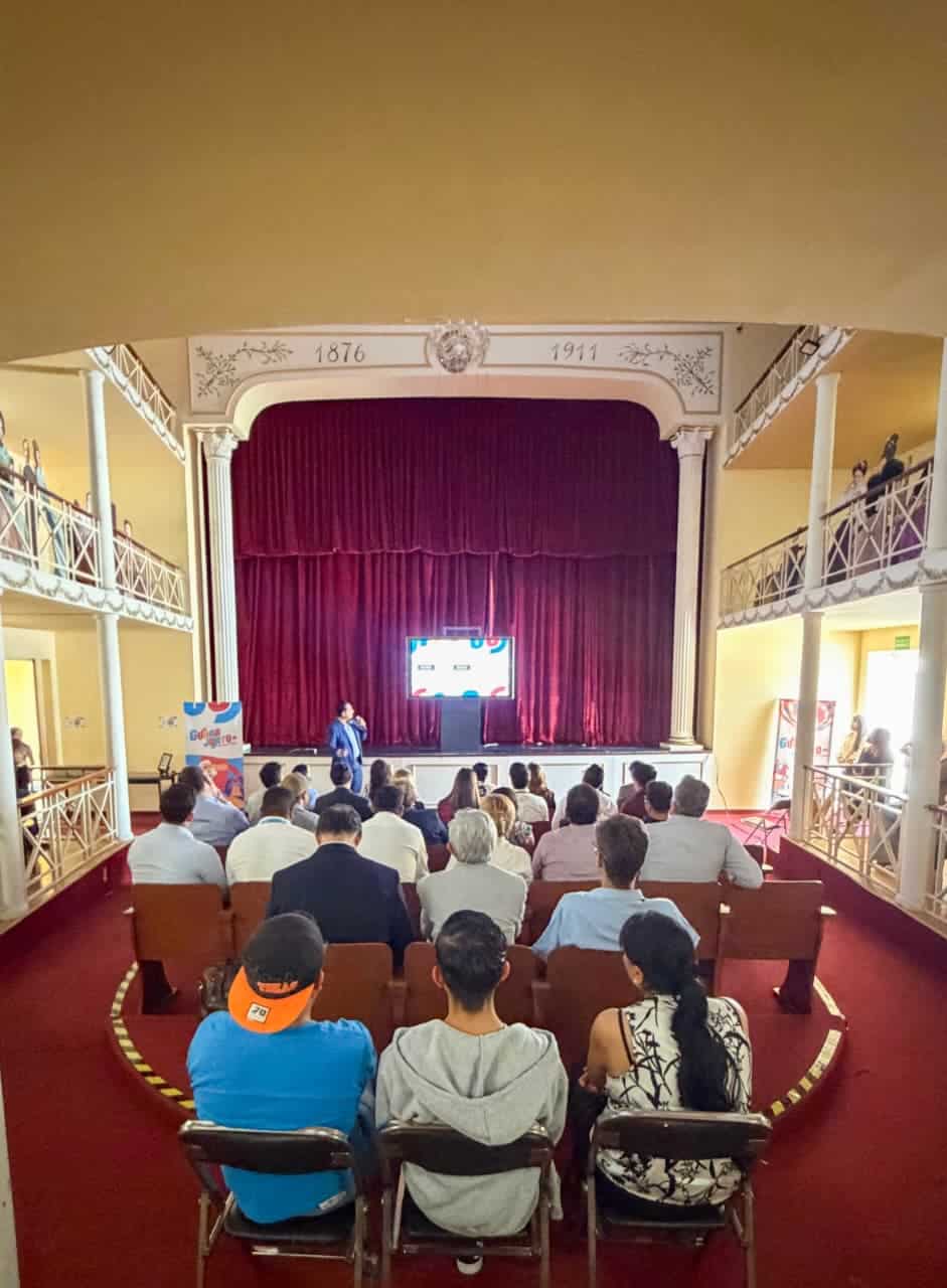 Conferencia sobre historia y cultura en un teatro hist&oacute;rico de Guanajuato.