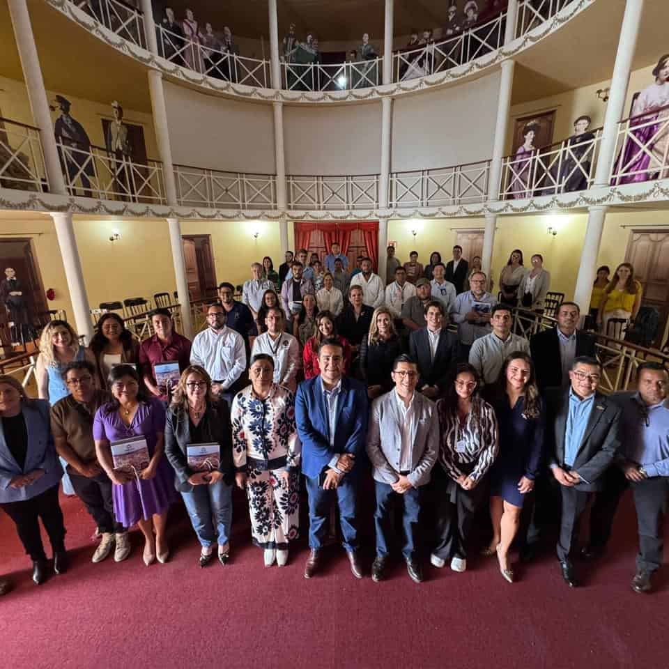 Reunión cultural en Guanajuato, México, con grupo de personas en un evento en un teatro histórico.